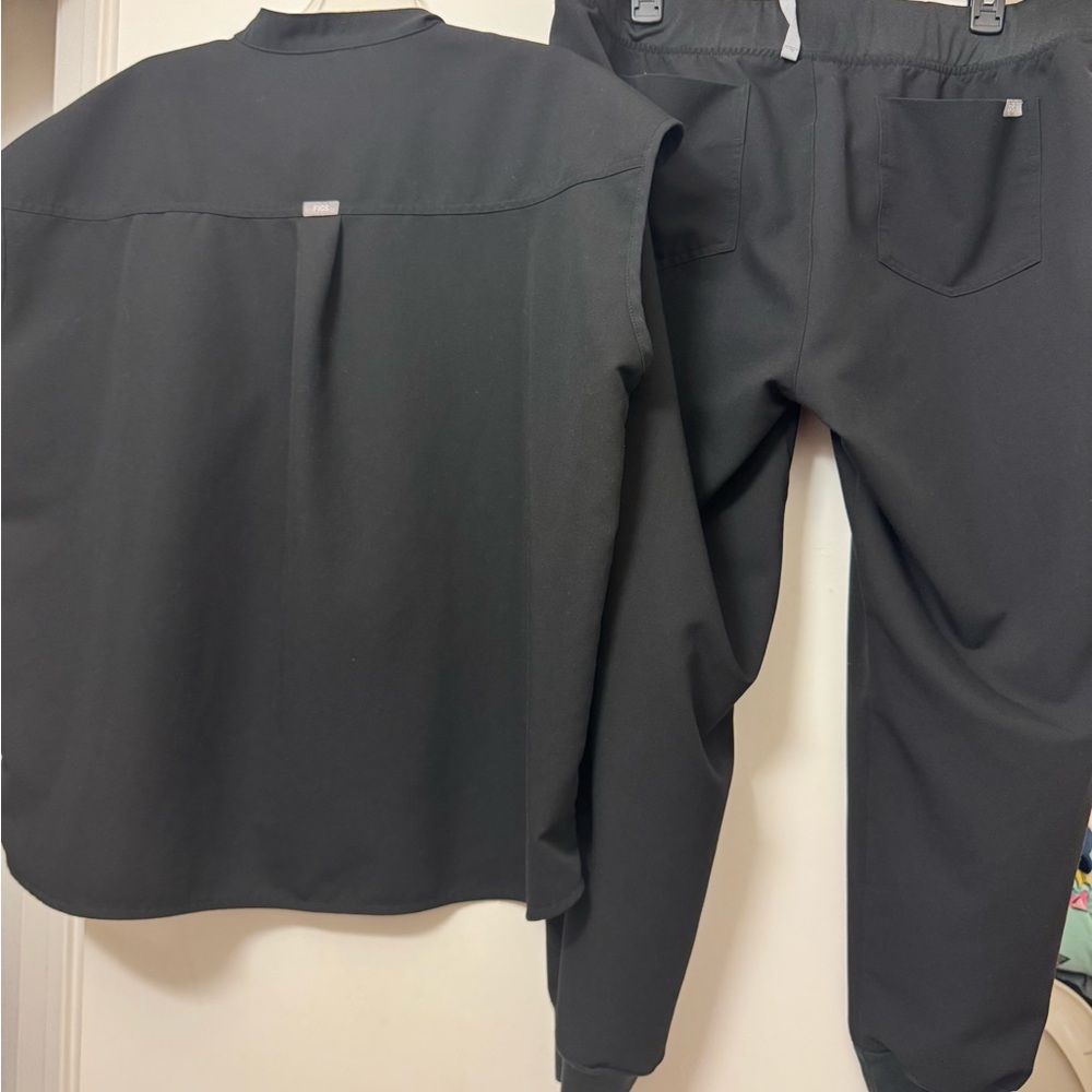 FIGS Technical Collection Black Scrub Set | Top XL + Jogger Pants XL - Picture 2 of 4